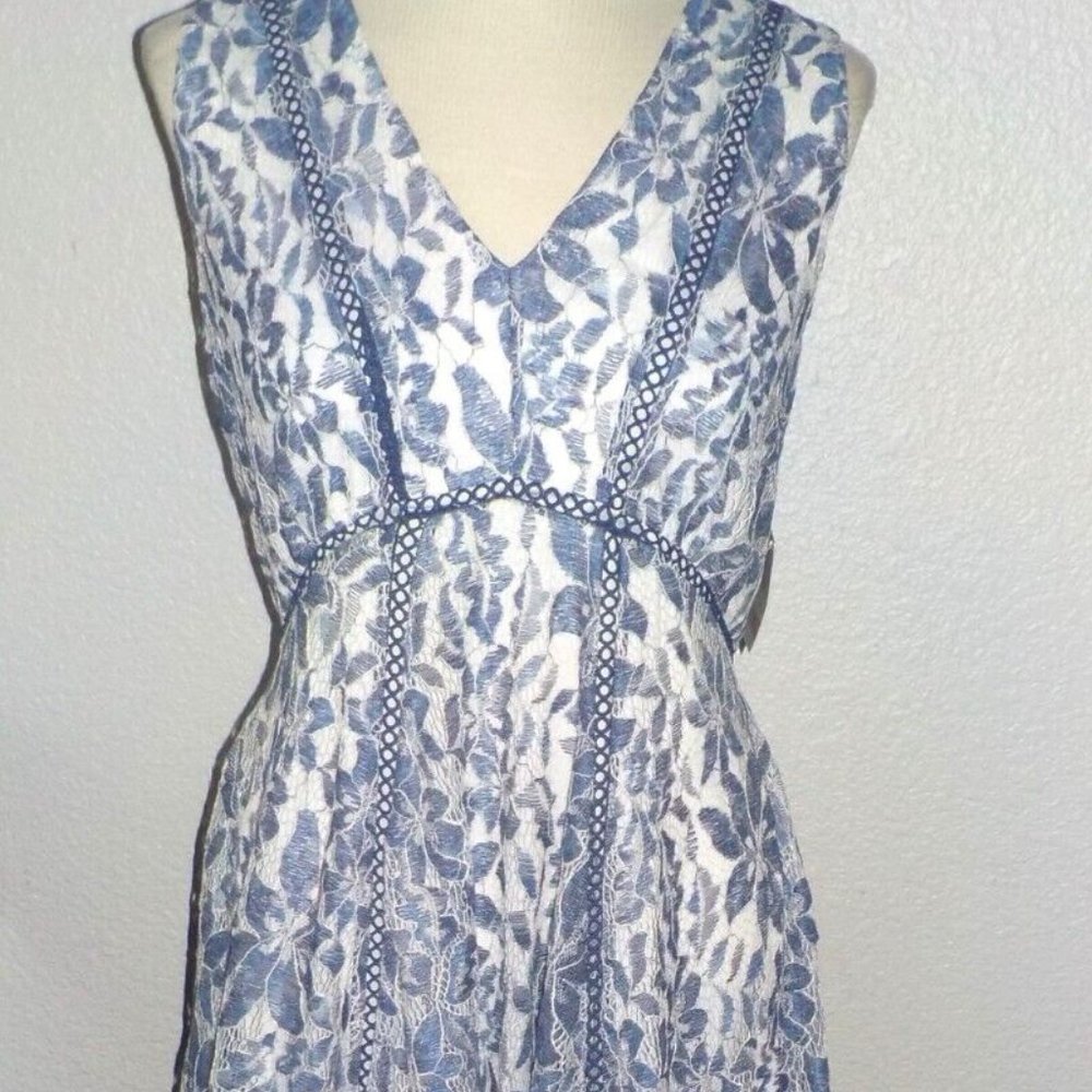 TAYLOR MS SIZE 10 DENIM BLUE AND WHITE V-NECK HANDKERCHIEF HEM LACE DRESS